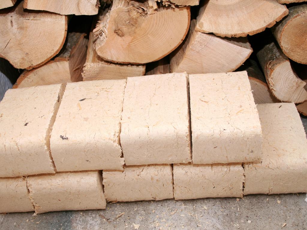 Holzbriketts für nichtindustrielle Anwendungen