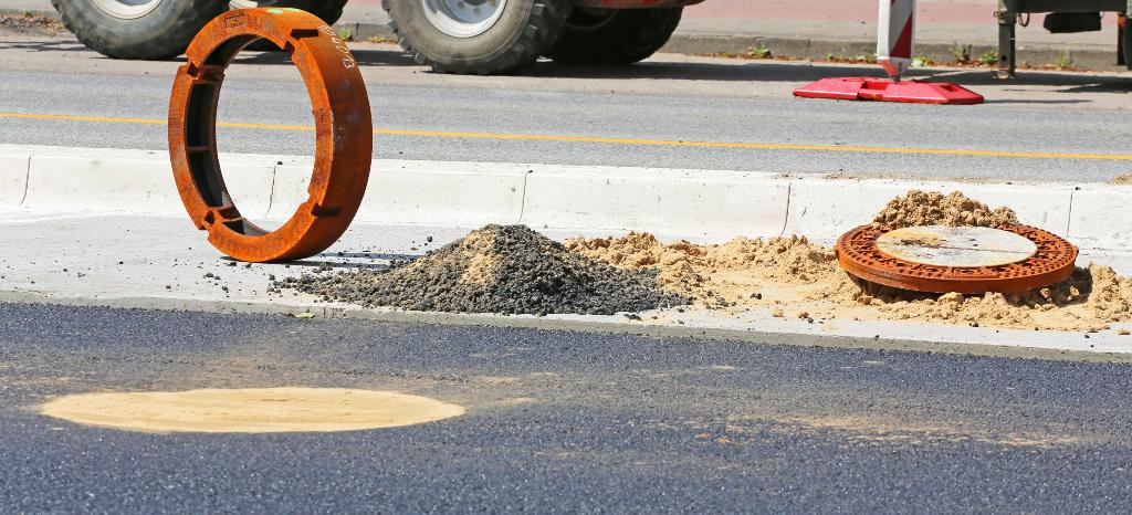 Manhole tops and gully tops (cast iron drain fittings)