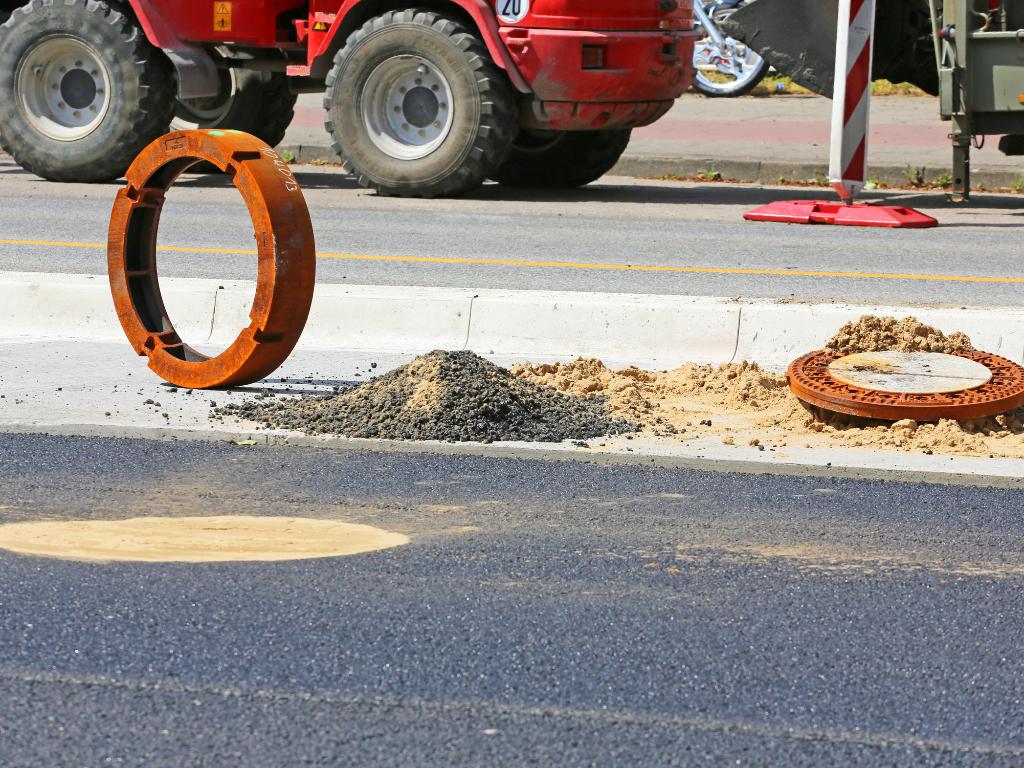 Manhole tops and gully tops (cast iron drain fittings)
