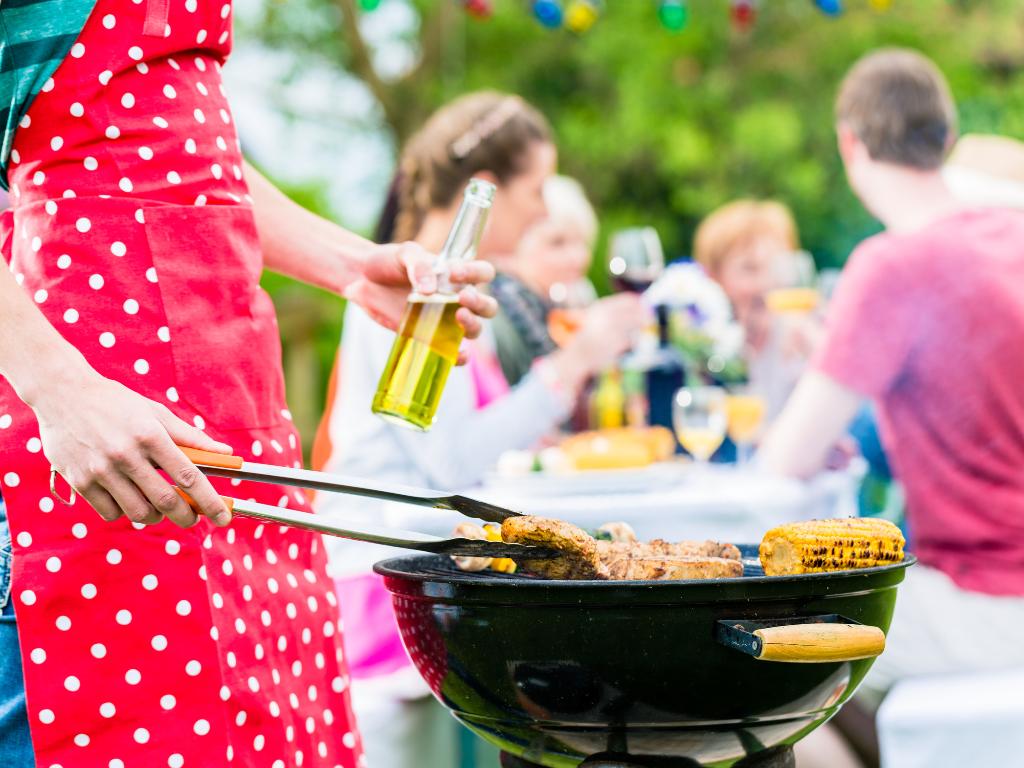 Barbecues burning solid fuels